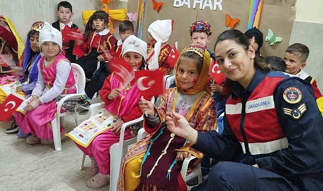Jandarma'dan miniklere bayram sürprizi