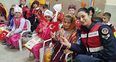 Jandarma'dan miniklere bayram sürprizi