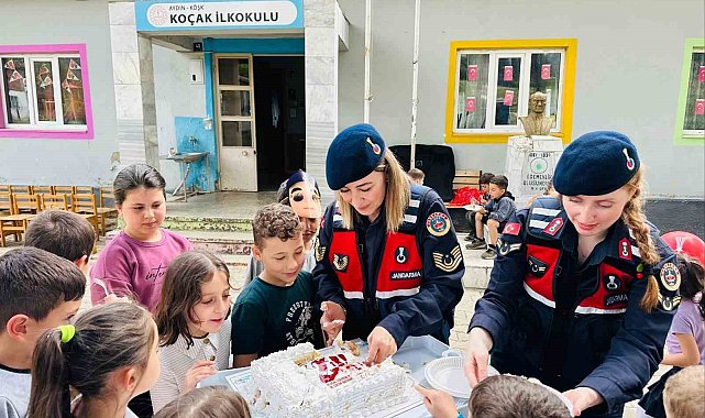 Jandarmadan çocuklara '23 Nisan' pastası