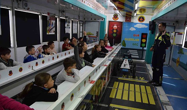 Jandarmadan çocuklara ve vatandaşlara trafik farkındalığı