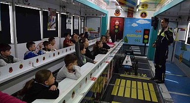 Jandarmadan çocuklara ve vatandaşlara trafik farkındalığı