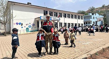 Jandarmadan köy okulu öğrencilerine 23 Nisan sürprizi