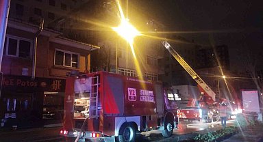 Kadıköy'de 4 katlı binada yangın: 2 kişi dumandan etkilendi