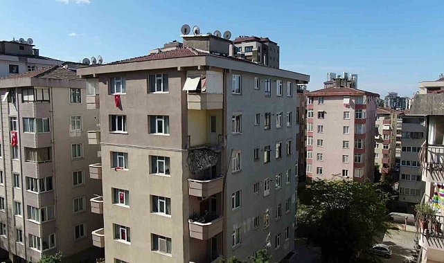 Kadıköy'de balkonu çöken bina dron ile görüntülendi