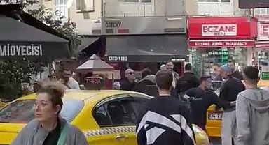 Kadıköy'de esnaf ile taksici arasında bıçaklı kavga: Bıçak çekti, taksinin camını kırdı