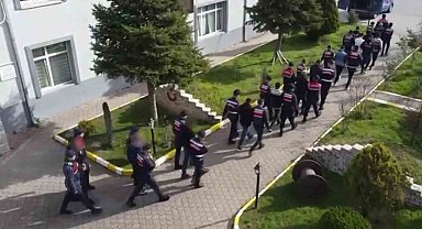 Kadın profilleri ile mesajlaştıkları kişilerin cinsel içerikli görüntülerini kaydedip 500 milyon TL'lik vurgun yapan çeteye darbe