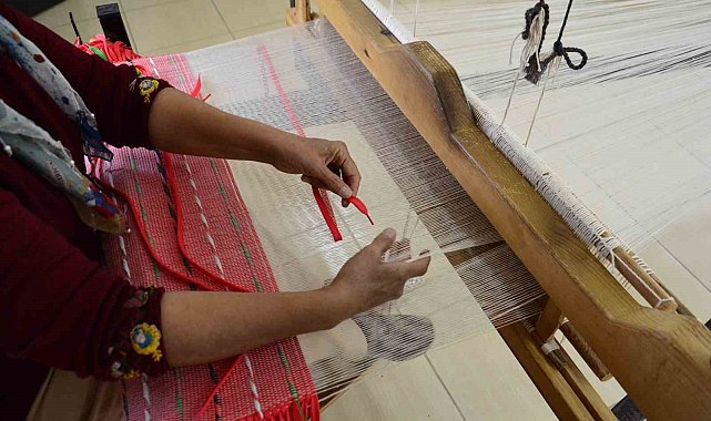 Kadınlar üretime kazandırdı: Ayakkabı bağcıkları renkli çantalara dönüşüyor