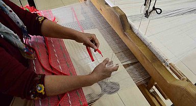 Kadınlar üretime kazandırdı: Ayakkabı bağcıkları renkli çantalara dönüşüyor