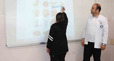Kadınlar, yıllar sonra okuma-yazma öğrenmenin mutluluğunu yaşıyor
