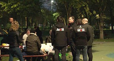 Kağıthane'de geceyi dışarıda geçirmek isteyen vatandaşlar çadır kurdu