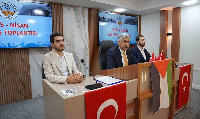 Kahta Belediyesi, hem Filistin'e hem de İBB'deki yolsuzluklara dikkat çekti