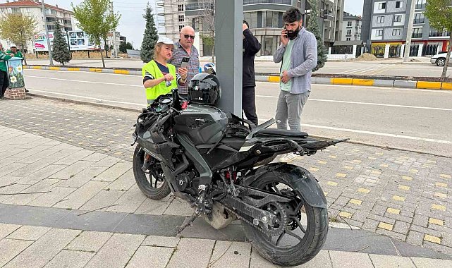 Kaldırıma çarpan motosiklet takla attı, sürücü ağır yaralandı