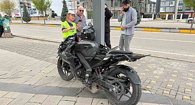 Kaldırıma çarpan motosiklet takla attı, sürücü ağır yaralandı