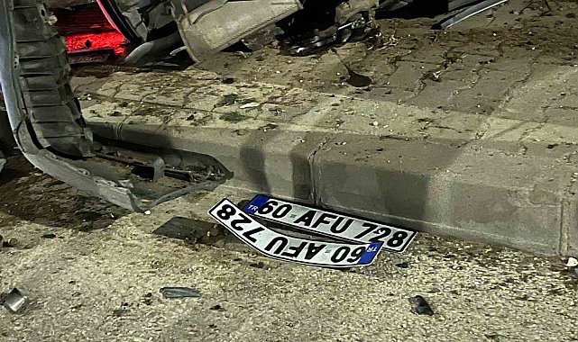 Kaldırıma çarparak yan yatan otomobildeki 2 kişi yaralandı