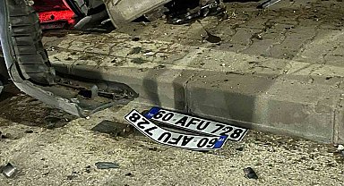 Kaldırıma çarparak yan yatan otomobildeki 2 kişi yaralandı