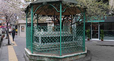 Kaldırımın ortasındaki türbe hikayesiyle de dikkat çekiyor