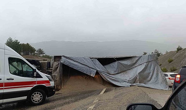 Kamyon devrildi sürücü yaralandı