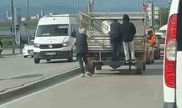 Kamyonetin arkasına tutunarak seyahat ettiler