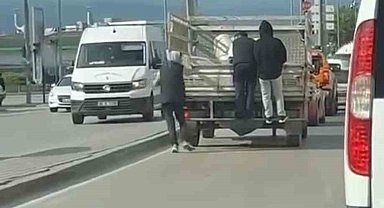 Kamyonetin arkasına tutunarak seyahat ettiler
