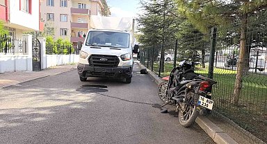 Kamyonetle çarpışan motosiklet sürücüsü ağır yaralandı