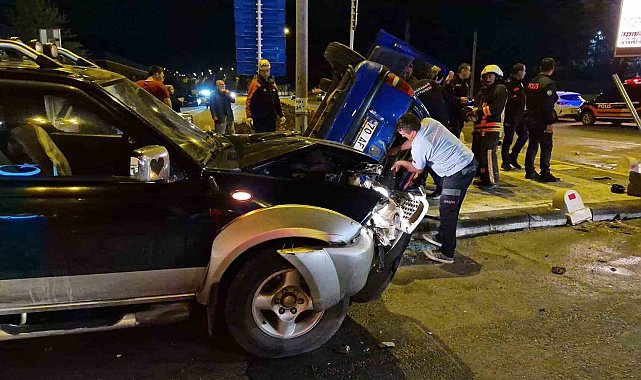 Kamyonetle otomobil çarpıştı, araçlarda sıkışanları itfaiye kurtardı: 3 yaralı