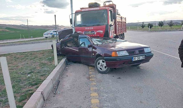 Kamyonla çarpışan otomobil hurdaya döndü: 1'i ağır 3 yaralı