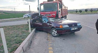 Kamyonla çarpışan otomobil hurdaya döndü: 1'i ağır 3 yaralı
