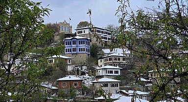 Kar altında kuş sesleriyle kendini gösteren tarihi evler mest ediyor