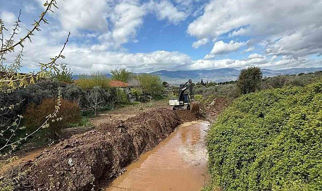 Karacasu'da dere yatakları temizleniyor