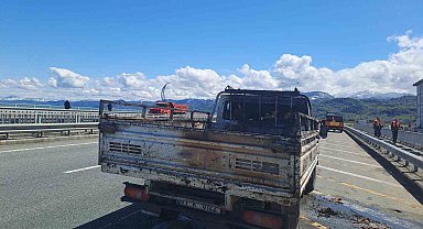 Karadeniz Sahil Yolu'nda seyir halindeki kamyonet alev aldı