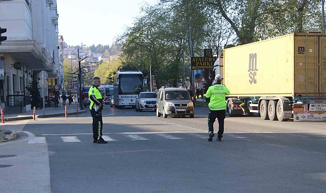 Karadeniz Sahil Yolu'nda uzun araç kuyruğu oluştu