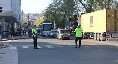 Karadeniz Sahil Yolu'nda uzun araç kuyruğu oluştu