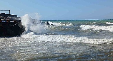Karadeniz'de poyraz alarmı: 4 metrelik dalgalar oluştu
