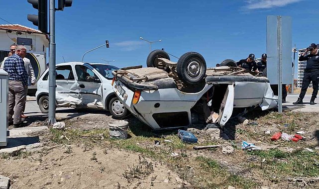 Karaman'da çarpışan otomobillerden birisi ters döndü: 2 yaralı
