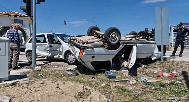 Karaman'da çarpışan otomobillerden birisi ters döndü: 2 yaralı