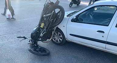 Karaman'da otomobille çarpışan motosiklet sürücüsü yaralandı