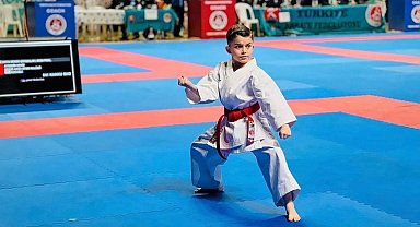 Karate şampiyonasında birinci olan Deniz Aydemir milli takıma vize aldı