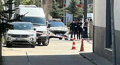 Kardeşini hastane önünde silahla yaraladı