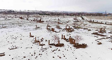 Karla bütünleşen Selçuklu Meydan Mezarlığı havadan görüntülendi