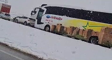Karlıova-Erzurum karayolunda kar nedeni ile uzun araç kuyruğu oluştu