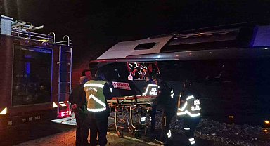 Karnavaldan dönen vatandaşları taşıyan otobüs yan yattı: 23 yaralı