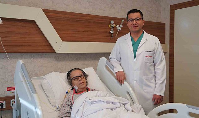 Karnındaki 23 santimetrelik kitle başarıyla çıkarıldı