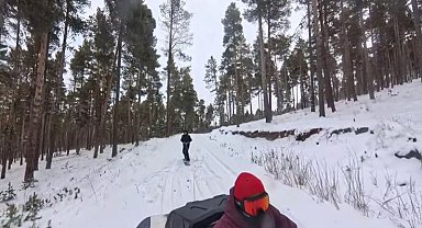 Kars'ta 2 kişi ATV araca bağladığı halatla snowboard yaptı
