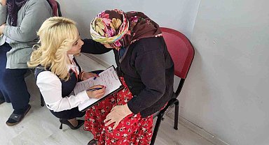 Kars'ta Açık Kapı'dan huzur evine ziyaret