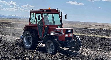 Kars'ta çiftçiler tarlalarını sürmeye başladı
