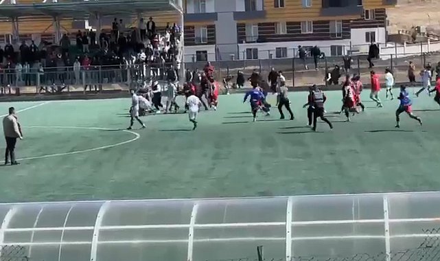 Kars'ta futbol sahası, savaş alanına döndü