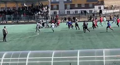 Kars'ta futbol sahası, savaş alanına döndü