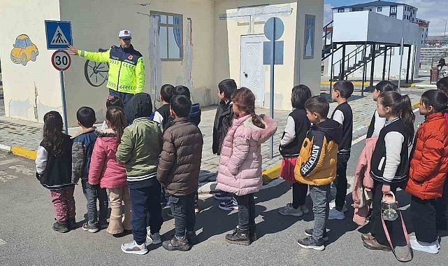 Kars'ta öğrencilere trafik eğitimi