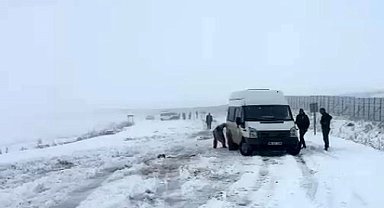 Kars'ta onlarca araç karda mahsur kaldı