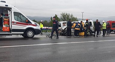 Karşı yönden gelen iki araç kafa kafaya çarpıştı: 4 yaralı